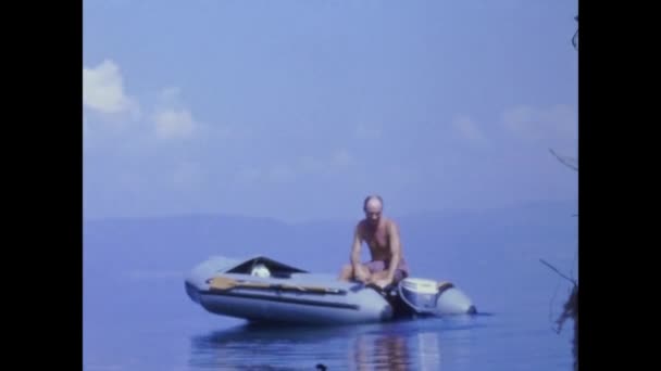 Lerici Italië Juni 1967 Man Drijft Opblaasbare Boot Naar Zee — Stockvideo