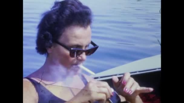 Lerici Italia Giugno 1967 Vecchia Donna Fuma Relax — Video Stock