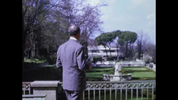 1965年 昭和40年 60歳で公園内新聞付きの上品な男性 — ストック動画