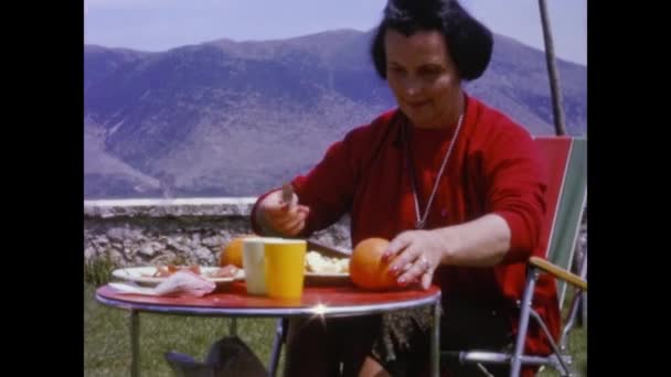 Viena Austria Mayo 1965 Mujer Desayuna Sano Aire Libre Los — Vídeos de Stock