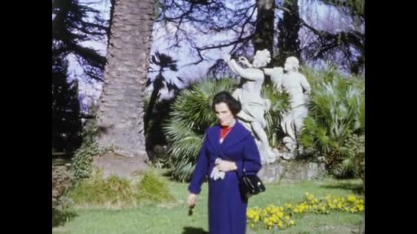 Rome Italië Mei 1964 Oude Man Vrouw Wandelen Het Park — Stockvideo
