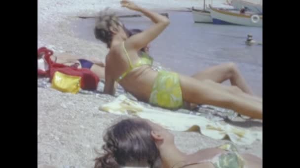 Korfu Grekland Juni 1970 Vackra Flickor Stranden Talet — Stockvideo