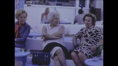 Tunus, Tunus Mayıs 1971: 70 'lerde barda oturan gevşek insanlar