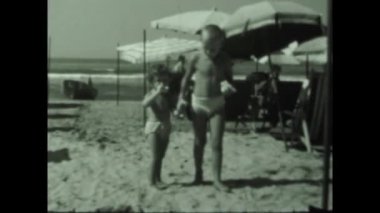 Ostia, İtalya 1964: 60 'larda çocuklar için plaj tatili sahnesi