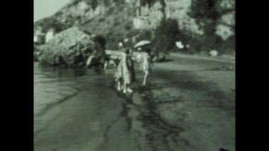 Ostia, İtalya 1964: 60 'larda tatilde olan insanlarla birlikte plaj