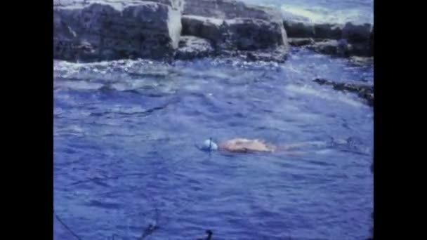 Tellaro Italia Giugno 1964 Mare Mediterraneo Con Vacanze Nuotatrici Negli — Video Stock