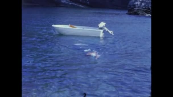 Tellaro Olaszország 1964 Június Öregasszony Úszni Tengerben Években — Stock videók