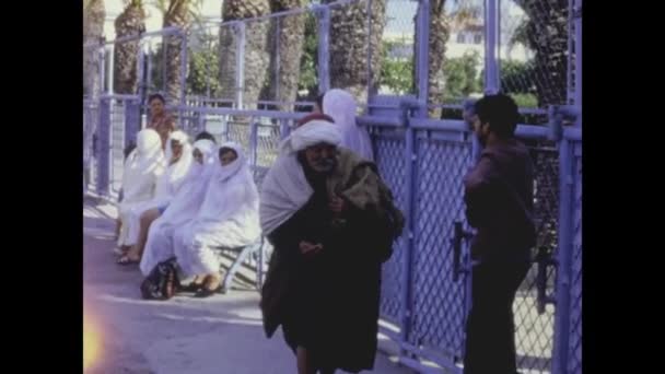 Tunis Tunesië Mei 1971 Bedelaar Vraagt Aalmoezen Onder Bevolking Jaren — Stockvideo