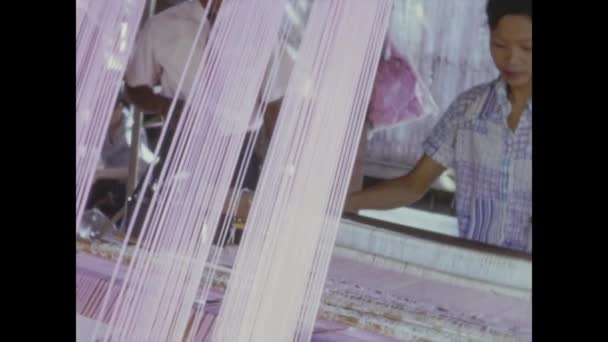 1973年 泰国曼谷 70年代妇女在织布机上工作 — 图库视频影像