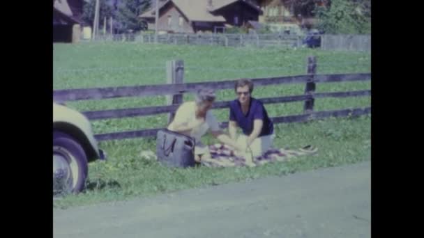 Alassio Italien April 1967 Kvinnor Har Picknick Ängen Talet — Stockvideo