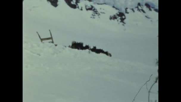 1960年12月イタリア ドロミテ 60年代のスキーリゾートビュー — ストック動画