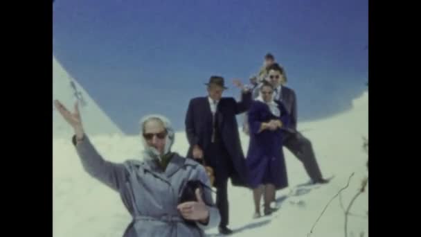 Dolomiti Italia Dicembre 1960 Cime Innevate Delle Dolomiti Con Turisti — Video Stock