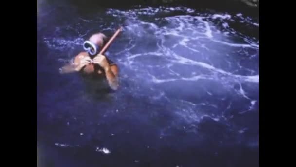 1965年 昭和40年 8月イタリア テラーロ 60歳で仮面で海水浴 — ストック動画