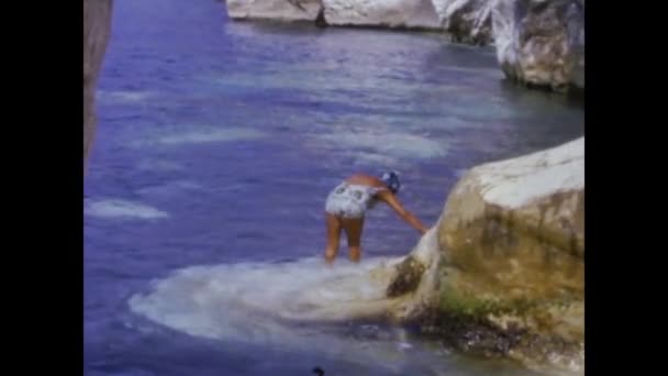 Tellaro Italien August 1965 Frau Badet 60Er Jahren Mittelmeer — Stockvideo