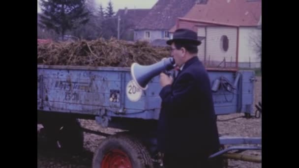 Berlin Niemcy Kwiecień 1966 Rozsiewacz Nawozu Pracy Latach Tych — Wideo stockowe