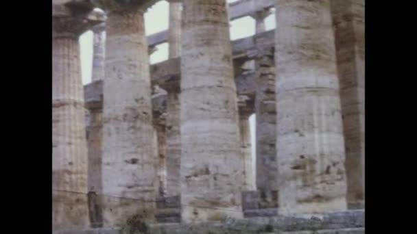 Paestum Itálie Červen 1966 Paestum Archeologické Naleziště Turisty Pohled Letech — Stock video