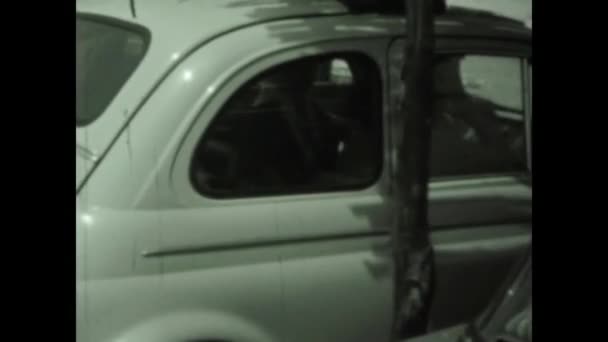 Ostia Італія Може 1964 Дівчата Керують Автомобілем Fiat 500 — стокове відео