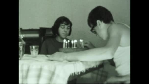 Ostia Ιταλία Μάιος 1964 Σβήστε Κεράκια Στο Σπίτι — Αρχείο Βίντεο