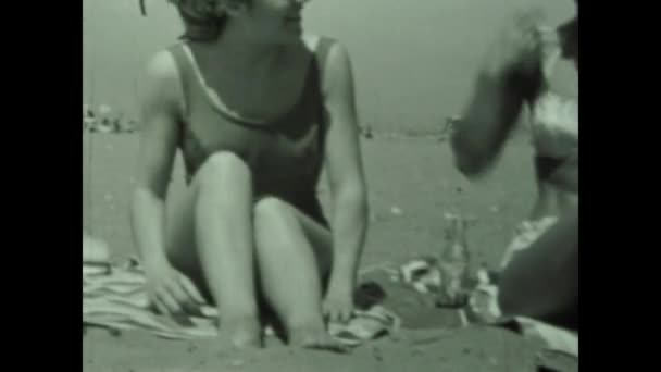 Ostia Italien Mai 1964 Nette Mädchen Strandurlaub Den 60Er Jahren — Stockvideo