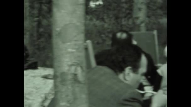 Ostia Italia Maggio 1964 Picnic Famiglia Nel Prato Negli Anni — Video Stock
