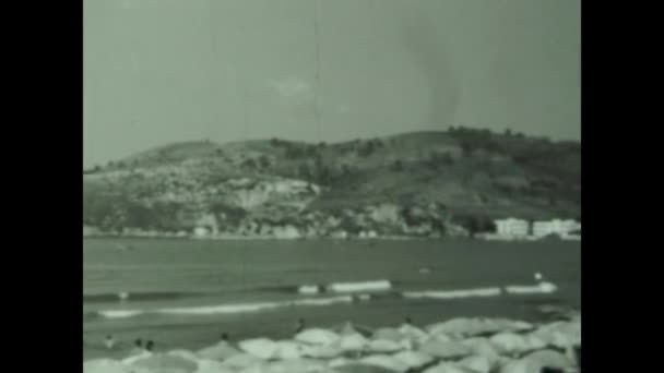 Ostia Ιταλία Μάιος 1964 Παραλία Ομπρέλες Στη Δεκαετία Του — Αρχείο Βίντεο