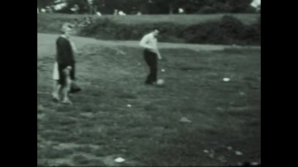 Ostia Itálie Květen 1964 Lidé Hrají Fotbal Trávníku Letech — Stock video