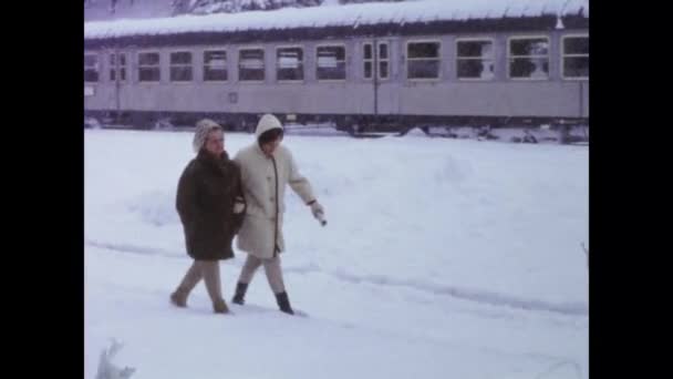 Alpy Włochy Grudzień 1966 Ludzie Trenują Śnieg Latach Tych — Wideo stockowe
