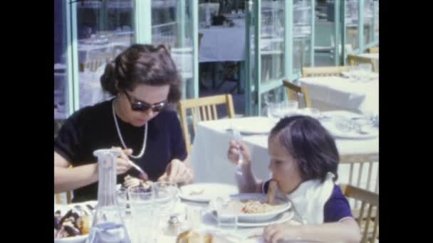 Como Italien Mai 1966 Familienessen Restaurant Meer Freien Den 60Er — Stockvideo
