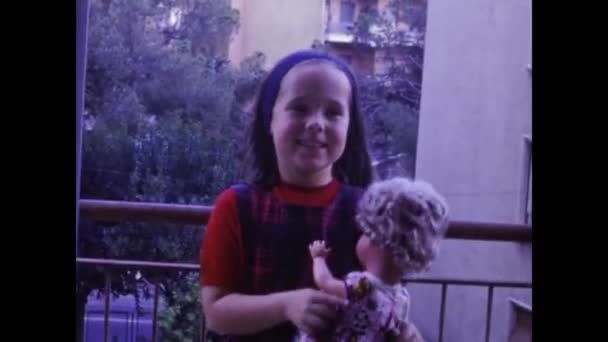 Комо Италия Май 1966 Года Маленькая Девочка Обнимается Годах — стоковое видео