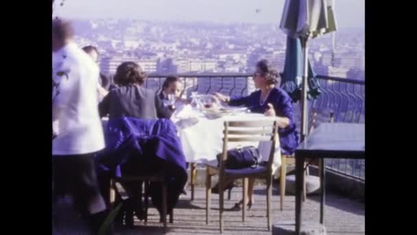 Como Itália Maio 1966 Família Almoço Restaurante Mar Livre Década — Vídeo de Stock