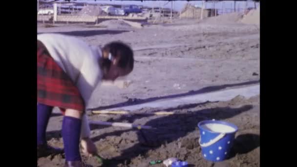 Como Talya 1966 Larda Küçük Bir Kız Plajda Oynuyor — Stok video