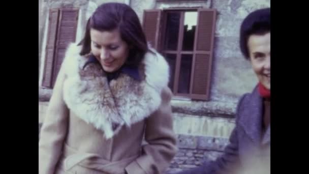 Ρώμη Ιταλία Μάιος 1966 Κορίτσι Συναντά Γιαγιά Της Στα — Αρχείο Βίντεο