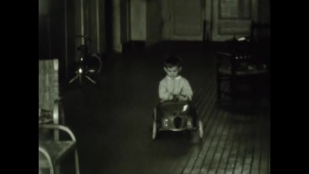 Teramo Italien Mai 1956 Kind Hause Mit Spielzeugauto Pedal Den — Stockvideo