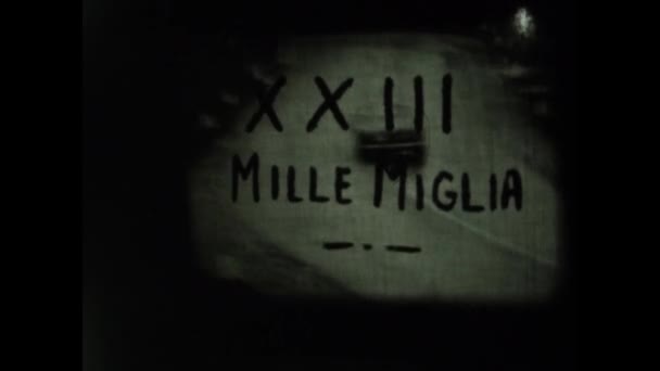 1956年5月イタリア テラモ 50年代イタリアのミッレミリア歴史的カーレース — ストック動画