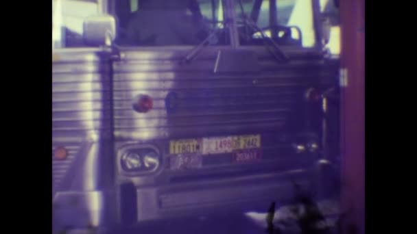 1974年 昭和49年 11月アメリカ ネバダ州 70年代に駅のバスに乗る — ストック動画