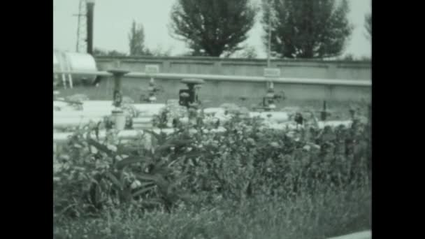 Venedik Talya 1959 Yıllarda Petrol Rafinerisi Sahnesi — Stok video