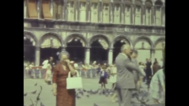 1959年意大利威尼斯 50年代威尼斯的鸽子游客 — 图库视频影像