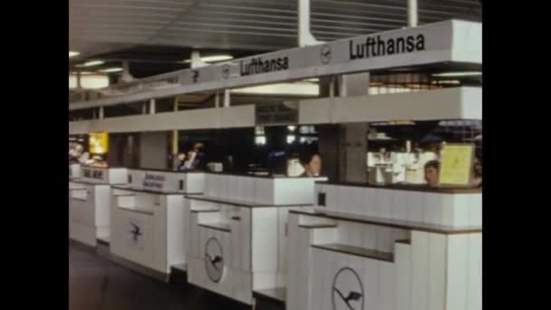アメリカ合衆国ニューヨーク1972年3月 70年代に混雑した空港ターミナル — ストック動画