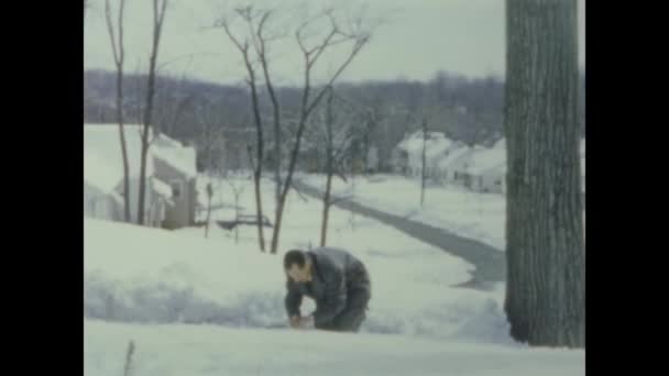 Νέα Υόρκη Ηνωμένες Πολιτείες Μάιος 1952 Άνθρωπος Ρίχνει Χιονόμπαλες Στη — Αρχείο Βίντεο