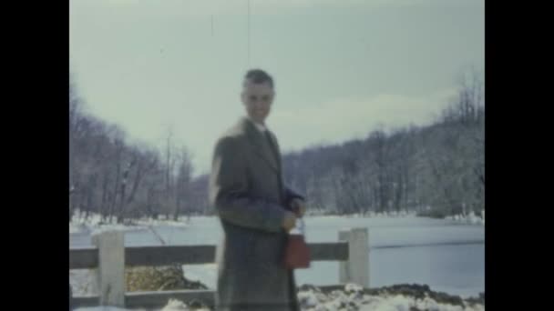 アメリカ合衆国ニューヨーク1952年5月 50歳の冬の家族の屋外記憶 — ストック動画