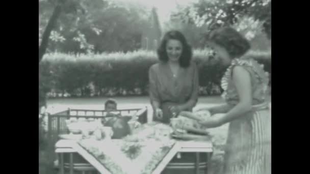 Belleville Estados Unidos Junho 1948 Jardim Piquenique Cena Familiar Década — Vídeo de Stock