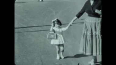 Roma, İtalya Mayıs 1960: Anne ve küçük kız 60 'lı yıllarda yürüyüşe çıktılar