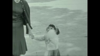 Roma, İtalya 1960: 60 'larda küçük kız saklambaç oynuyor