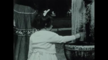 Roma, İtalya Mayıs 1960: Anne ve küçük kız 60 'lı yıllarda yürüyüşe çıktılar