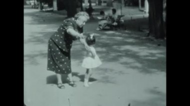 Roma, İtalya Mayıs 1960: 60 'larda büyükannesiyle parkta küçük bir kız