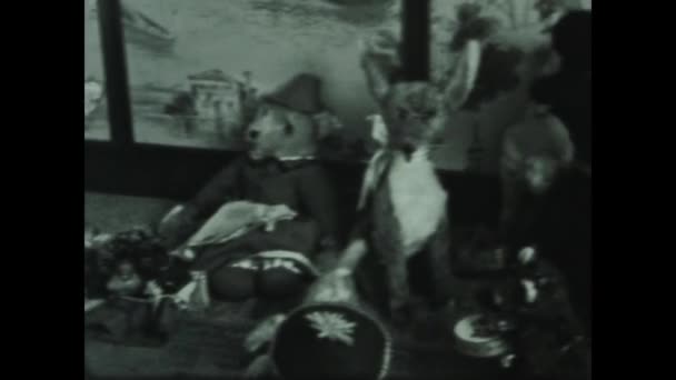 Roma Itália Maio 1960 Menina Com Brinquedos Década — Vídeo de Stock