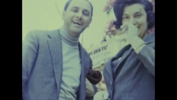 Roma Italia Junio 1964 Niña Padres Entre Las Flores Los — Vídeos de Stock