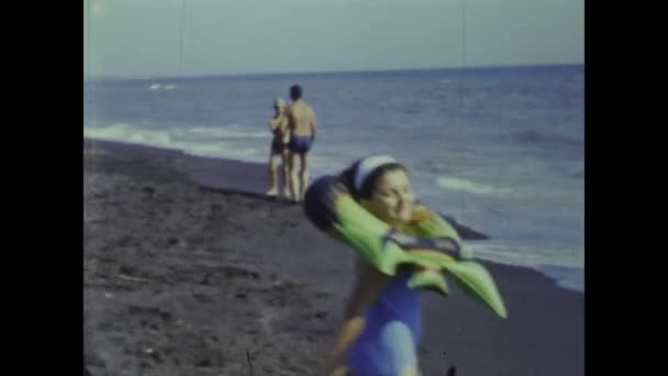 Rimini Italie Juin 1964 Vacances Petite Fille Bord Mer Dans — Video