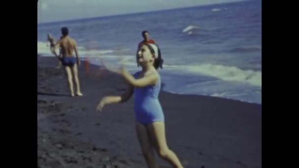 Rimini Italie Juin 1964 Vacances Petite Fille Bord Mer Dans — Video