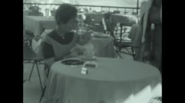 Pisa, İtalya 1960: 60 'larda restoran masası